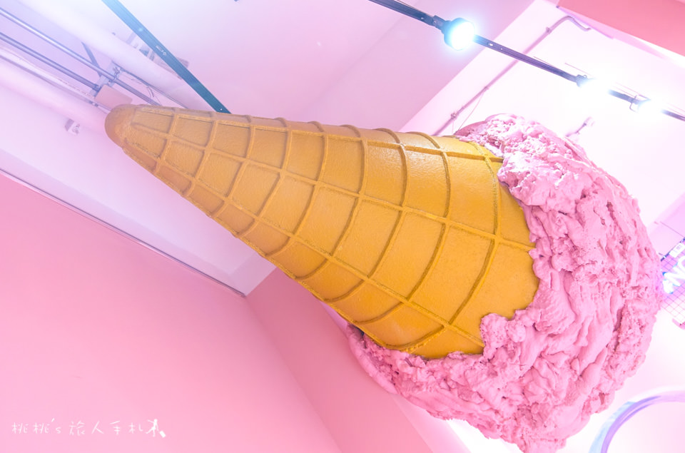 IG打卡景點》台中紅點文旅冰淇淋展整間都是粉紅球│-06℃ TAIWAN-ice cream你的夏日解渴進行式