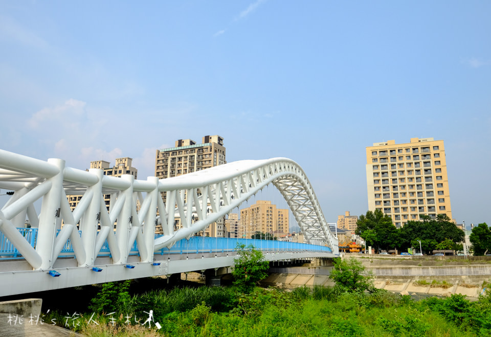 IG打卡景點》台中海天橋│藍與白的優雅曲線，白天夜晚都美麗