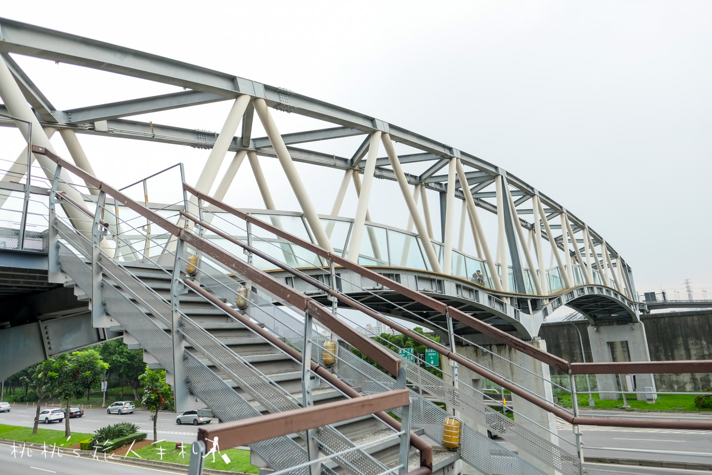 IG打卡景點》台北葫蘆國小跨堤人行陸橋│天橋也能拍得這麼美！