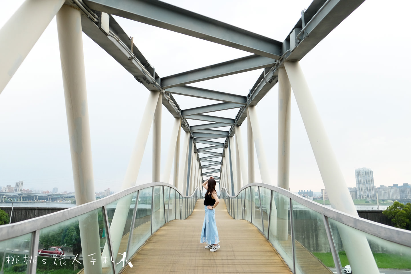 IG打卡景點》台北葫蘆國小跨堤人行陸橋│天橋也能拍得這麼美！