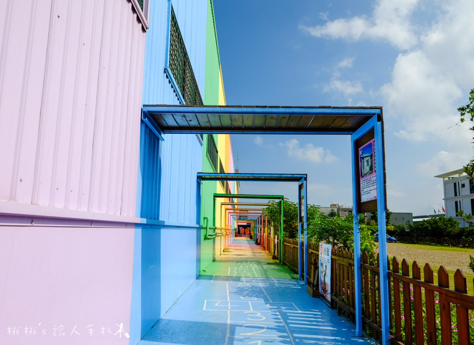 IG打卡景點》彰化鹿港緞帶王觀光工廠│彩虹隧道 彩虹屋 色彩繽紛好好拍