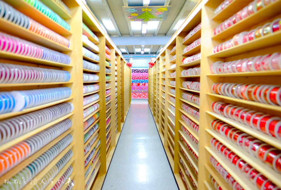 IG打卡景點》彰化鹿港緞帶王觀光工廠│彩虹隧道 彩虹屋 色彩繽紛好好拍