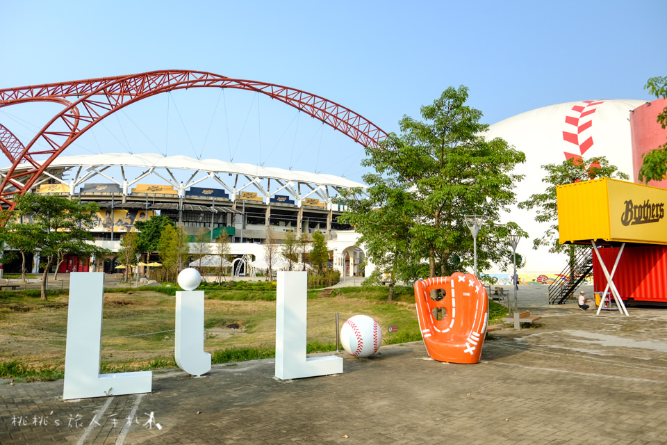IG打卡景點》台中洲際棒球文創園區│棒球故事館 迷你蛋 貨櫃屋市集 休閒新地標