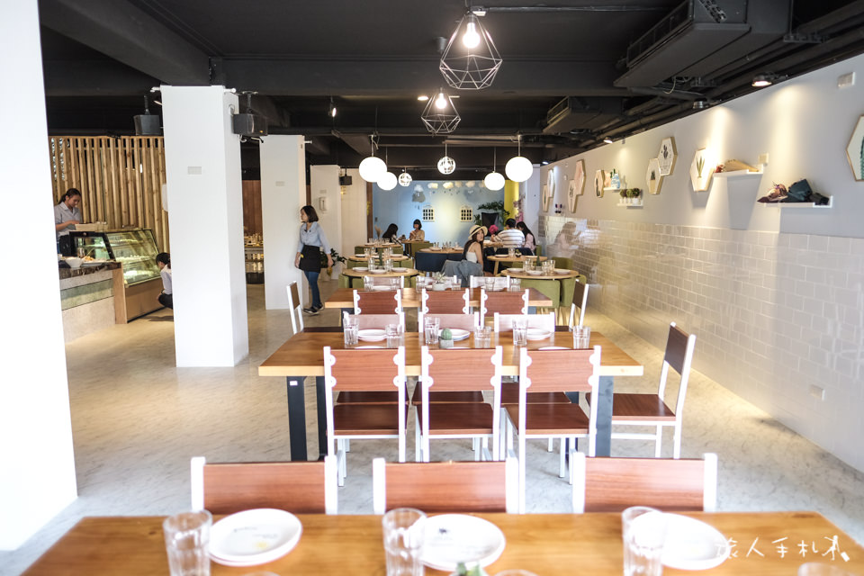 IG打卡美食》台中新餐廳 卡諾亞canoya│球池浴缸、窗前綠地乾燥花，整家店都是打卡景點！