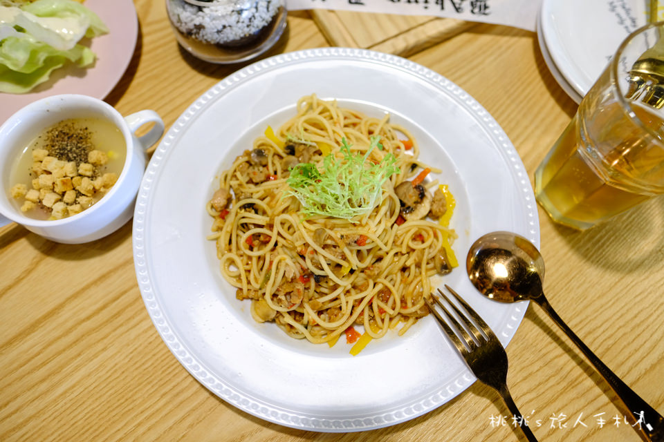 IG打卡美食》台中新餐廳 卡諾亞canoya│球池浴缸、窗前綠地乾燥花，整家店都是打卡景點！