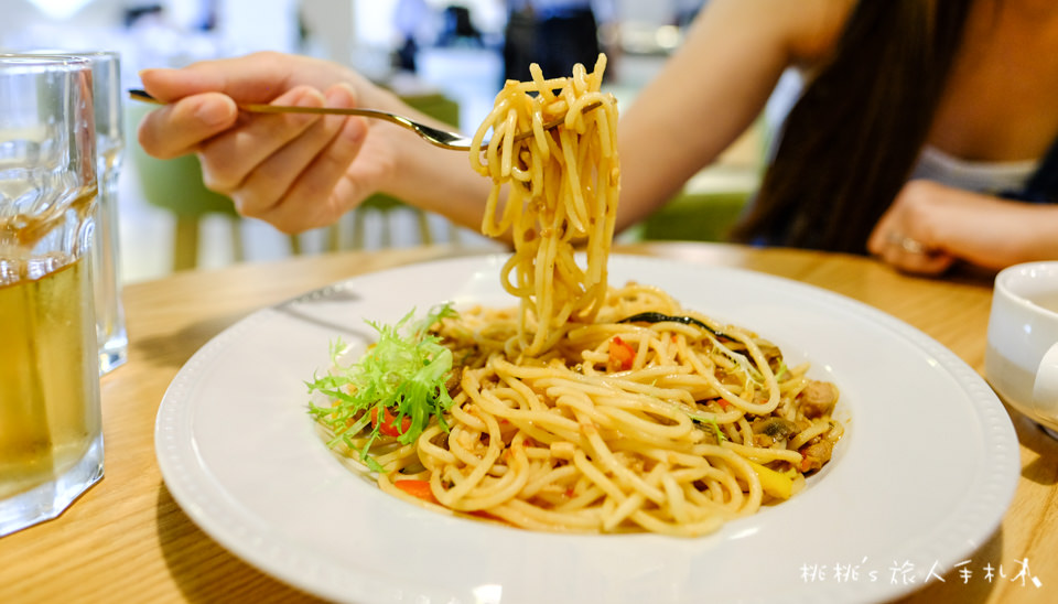 IG打卡美食》台中新餐廳 卡諾亞canoya│球池浴缸、窗前綠地乾燥花，整家店都是打卡景點！