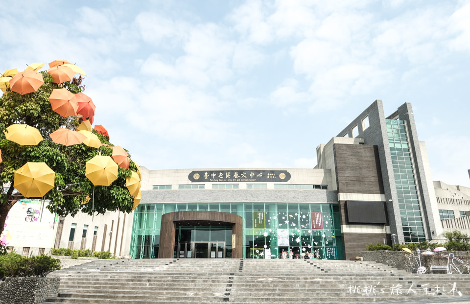 IG打卡景點》臺中市屯區藝文中心 彩色雨傘樹、雨傘牆│2017臺中花都藝術季 傘亮花博、閃耀臺中