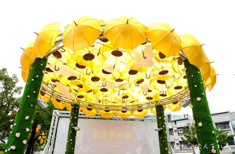 IG打卡景點》臺中市屯區藝文中心 彩色雨傘樹、雨傘牆│2017臺中花都藝術季 傘亮花博、閃耀臺中