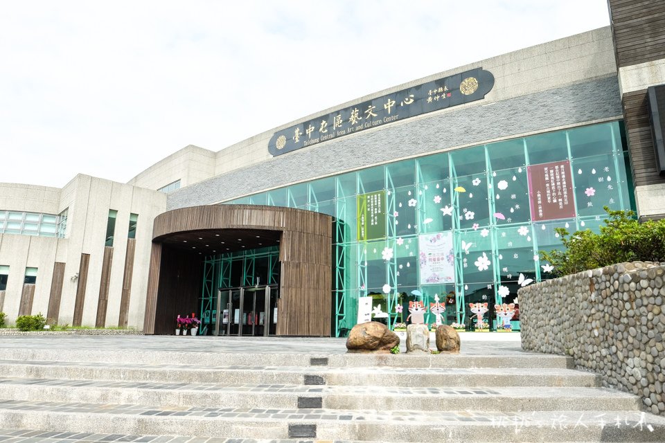 IG打卡景點》臺中市屯區藝文中心 彩色雨傘樹、雨傘牆│2017臺中花都藝術季 傘亮花博、閃耀臺中