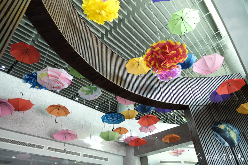 IG打卡景點》臺中市屯區藝文中心 彩色雨傘樹、雨傘牆│2017臺中花都藝術季 傘亮花博、閃耀臺中