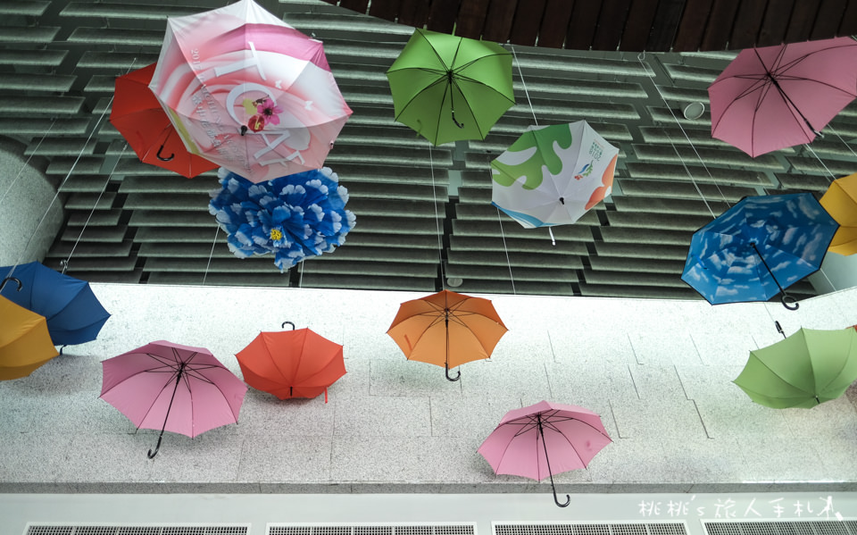 IG打卡景點》臺中市屯區藝文中心 彩色雨傘樹、雨傘牆│2017臺中花都藝術季 傘亮花博、閃耀臺中