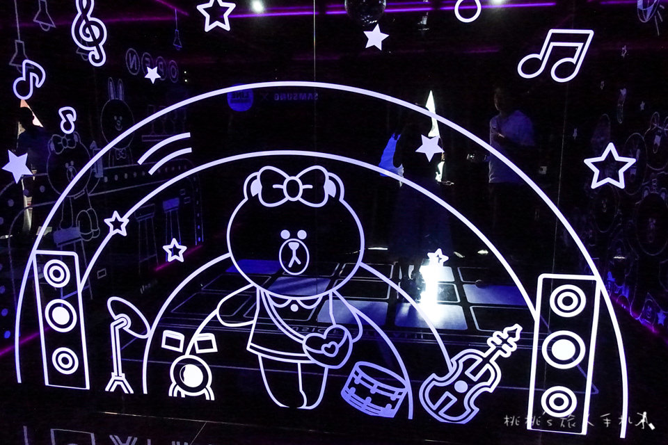IG打卡景點》Samsung x LINE FRIENDS快閃店限時登場│跟著CHOCO一起來趟粉甜星旅程～