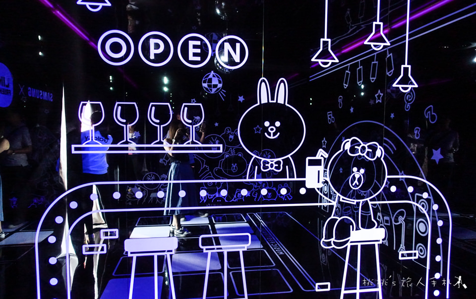 IG打卡景點》Samsung x LINE FRIENDS快閃店限時登場│跟著CHOCO一起來趟粉甜星旅程～