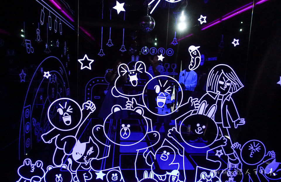 IG打卡景點》Samsung x LINE FRIENDS快閃店限時登場│跟著CHOCO一起來趟粉甜星旅程～