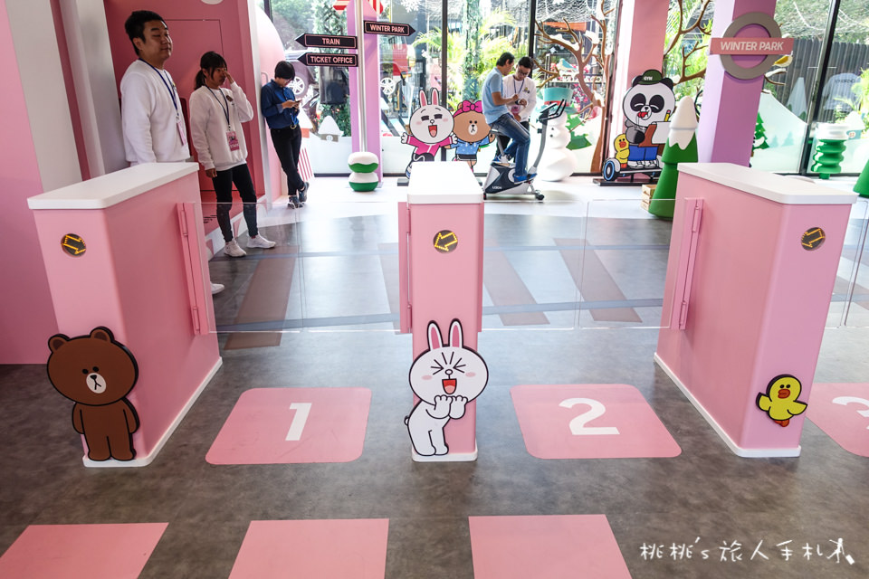 IG打卡景點》Samsung x LINE FRIENDS快閃店限時登場│跟著CHOCO一起來趟粉甜星旅程～