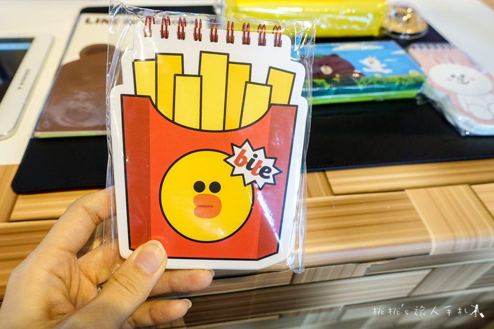 IG打卡景點》Samsung x LINE FRIENDS快閃店限時登場│跟著CHOCO一起來趟粉甜星旅程～
