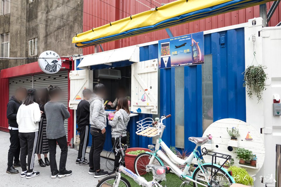 IG打卡景點》台南巨大扭蛋機 兩層樓高│就在衛民街上 還有貨櫃市集喔！