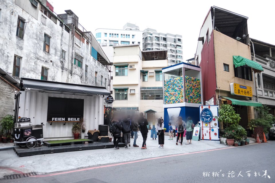IG打卡景點》台南巨大扭蛋機 兩層樓高│就在衛民街上 還有貨櫃市集喔！