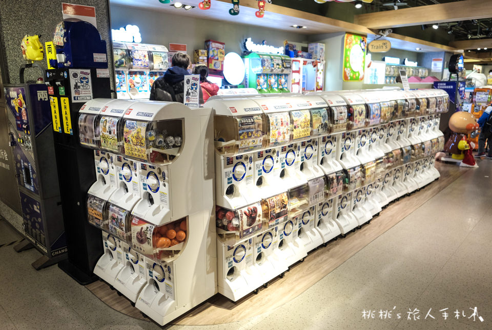 Train's 扭蛋玩具板橋誠品店│台北大型扭蛋店 上百台轉蛋機清空你的荷包！