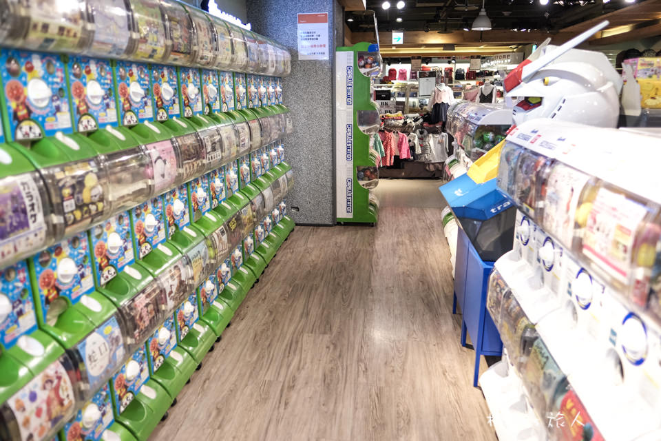 Train's 扭蛋玩具板橋誠品店│台北大型扭蛋店 上百台轉蛋機清空你的荷包！
