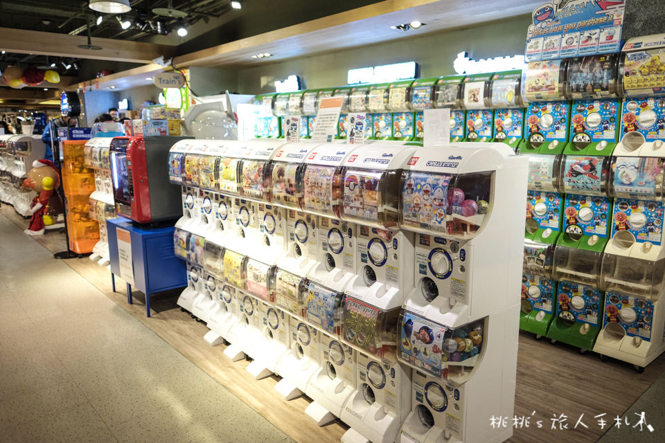 Train's 扭蛋玩具板橋誠品店│台北大型扭蛋店 上百台轉蛋機清空你的荷包！