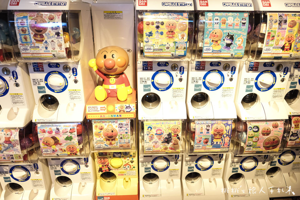Train's 扭蛋玩具板橋誠品店│台北大型扭蛋店 上百台轉蛋機清空你的荷包！