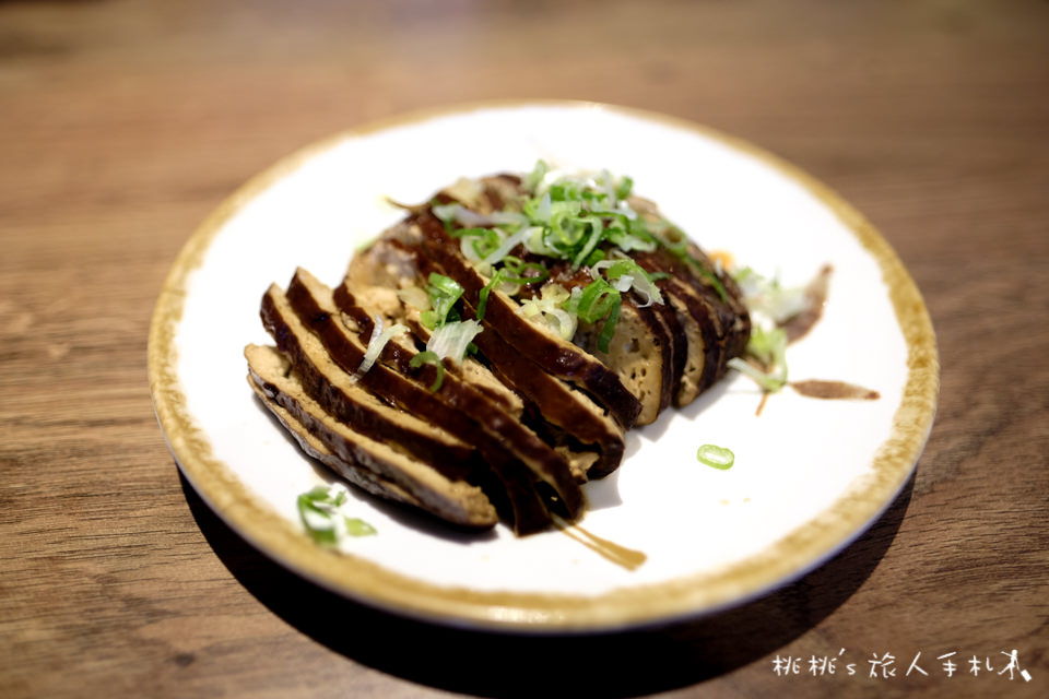 淡水美食》黑殿飯店排骨飯│再遠也要來吃的懷舊滋味(原黑店排骨飯)