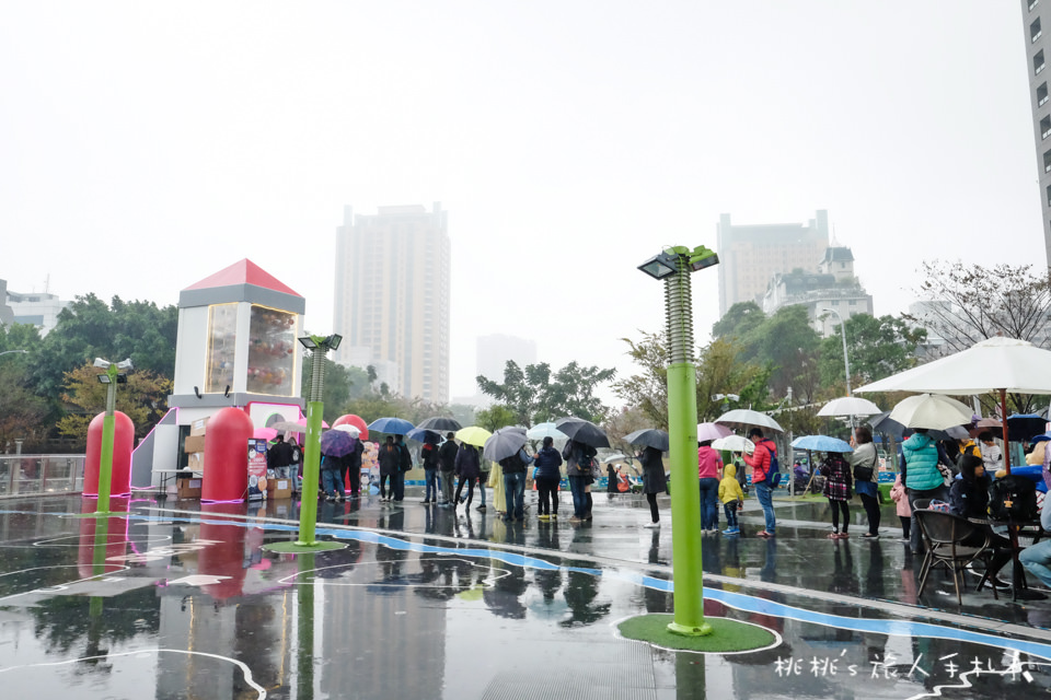 IG打卡景點》台中草悟道 巨大扭蛋機火箭.泰迪熊奶茶公車 奇幻登場!