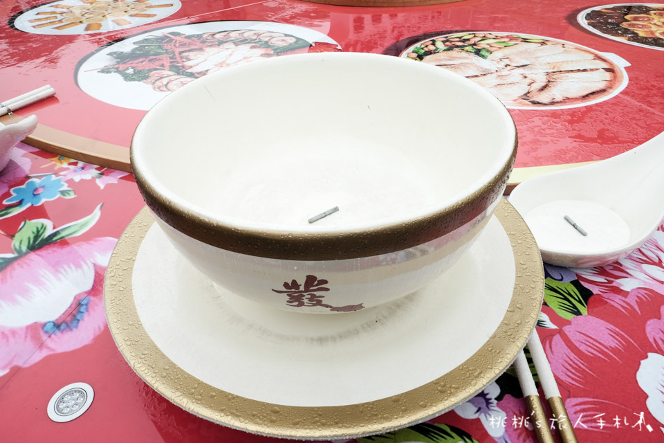 IG打卡景點》華泰名品城│自由女財神發紅包+巨型辦桌等你上桌！