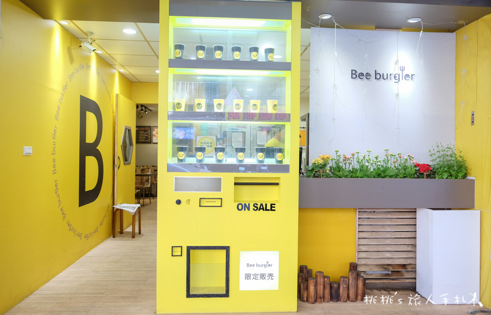 IG打卡餐廳》Bee Burger快樂蜂│板橋網美早餐店 黃色販賣機門前拍一波吧！