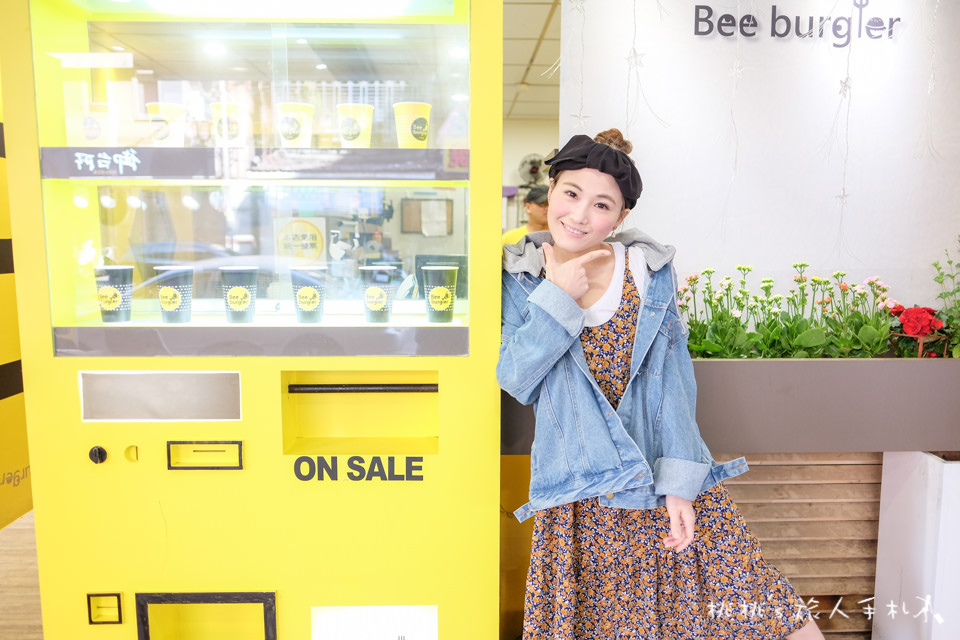 IG打卡餐廳》Bee Burger快樂蜂│板橋網美早餐店 黃色販賣機門前拍一波吧！
