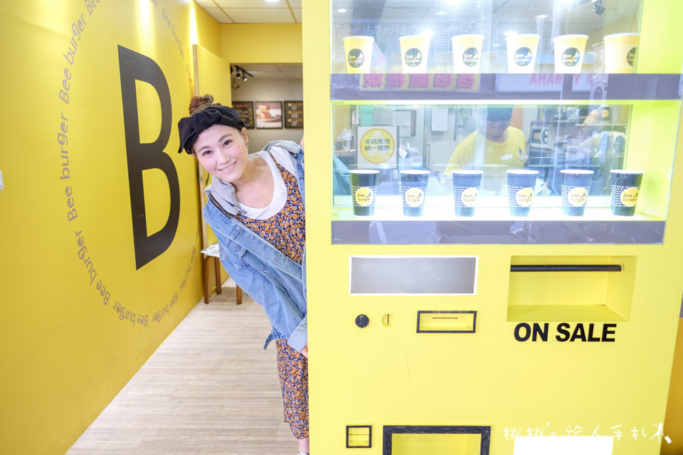 IG打卡餐廳》Bee Burger快樂蜂│板橋網美早餐店 黃色販賣機門前拍一波吧！