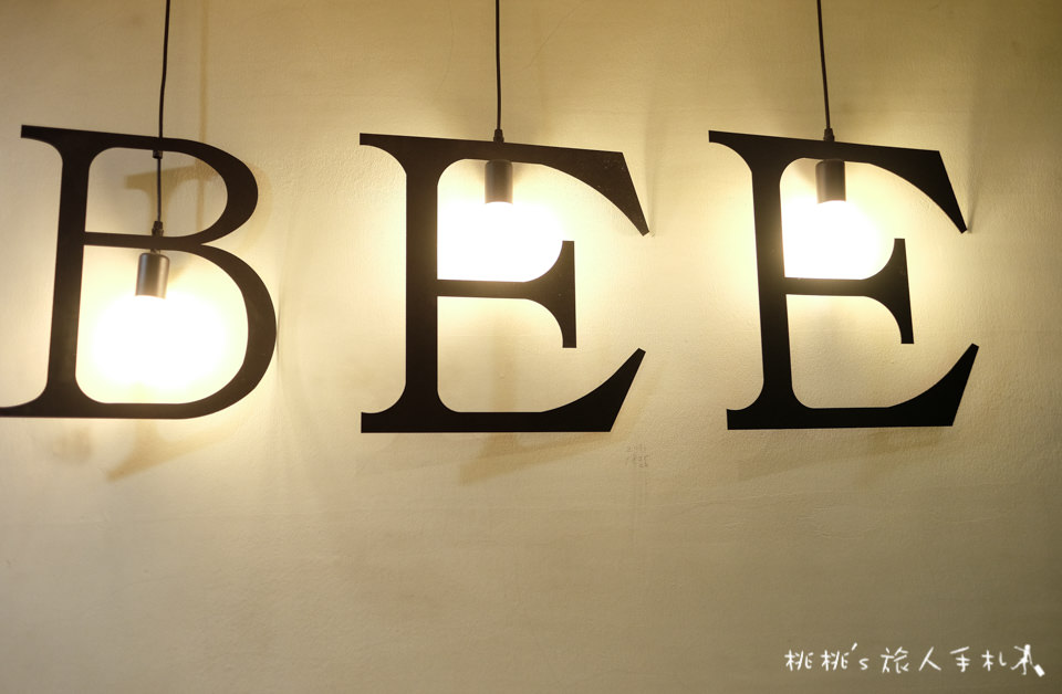 IG打卡餐廳》Bee Burger快樂蜂│板橋網美早餐店 黃色販賣機門前拍一波吧！