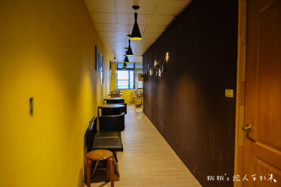 IG打卡餐廳》Bee Burger快樂蜂│板橋網美早餐店 黃色販賣機門前拍一波吧！