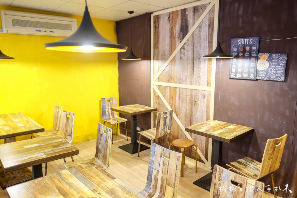 IG打卡餐廳》Bee Burger快樂蜂│板橋網美早餐店 黃色販賣機門前拍一波吧！