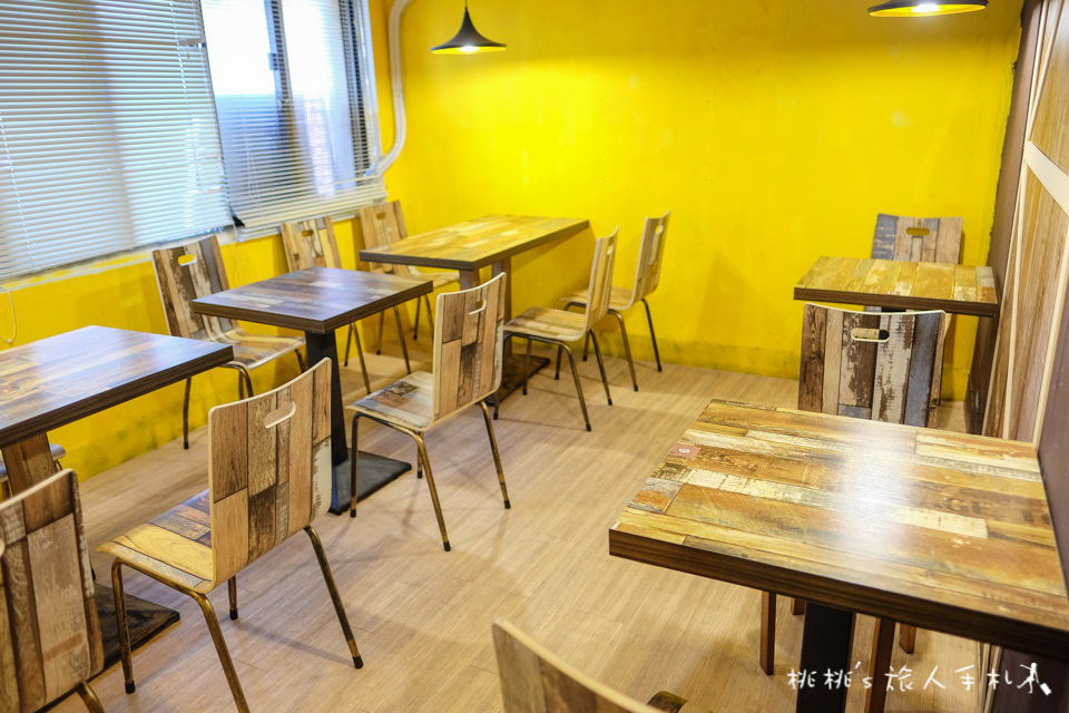 IG打卡餐廳》Bee Burger快樂蜂│板橋網美早餐店 黃色販賣機門前拍一波吧！