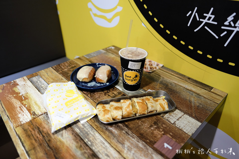 IG打卡餐廳》Bee Burger快樂蜂│板橋網美早餐店 黃色販賣機門前拍一波吧！