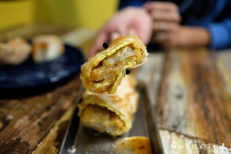 IG打卡餐廳》Bee Burger快樂蜂│板橋網美早餐店 黃色販賣機門前拍一波吧！