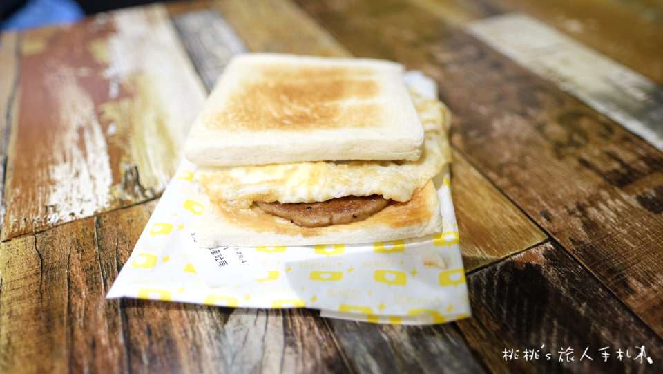 IG打卡餐廳》Bee Burger快樂蜂│板橋網美早餐店 黃色販賣機門前拍一波吧！