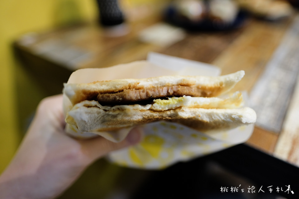 IG打卡餐廳》Bee Burger快樂蜂│板橋網美早餐店 黃色販賣機門前拍一波吧！
