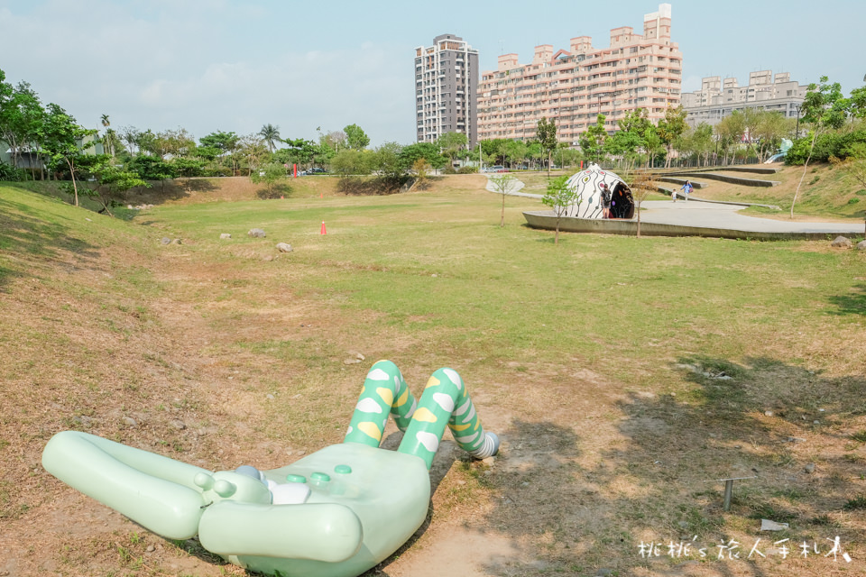 IG打卡景點》台中大里東湖公園│熊超人與鳥人國度現身！