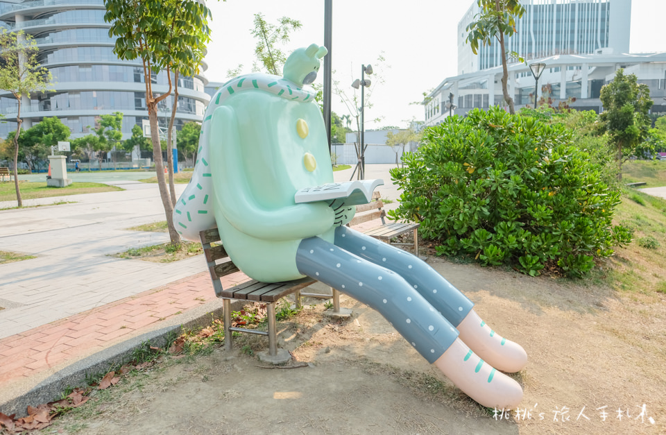 IG打卡景點》台中大里東湖公園│熊超人與鳥人國度現身！