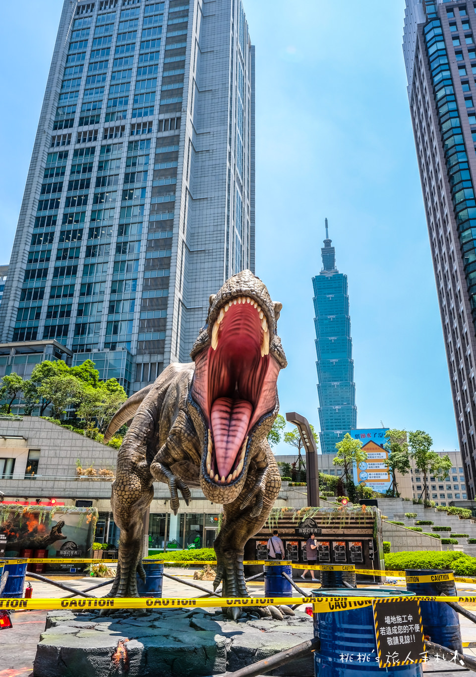 IG打卡景點》侏羅紀世界:殞落國度│暴龍.迅猛龍強襲台北市 快逃啊！