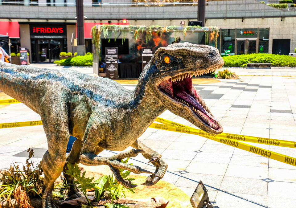 IG打卡景點》侏羅紀世界:殞落國度│暴龍.迅猛龍強襲台北市 快逃啊！