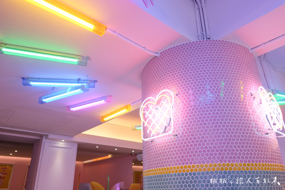 IG打卡餐廳》Dazzling Cafe 蜜糖吐司│網美概念店Badass Babes Club粉紅登場！