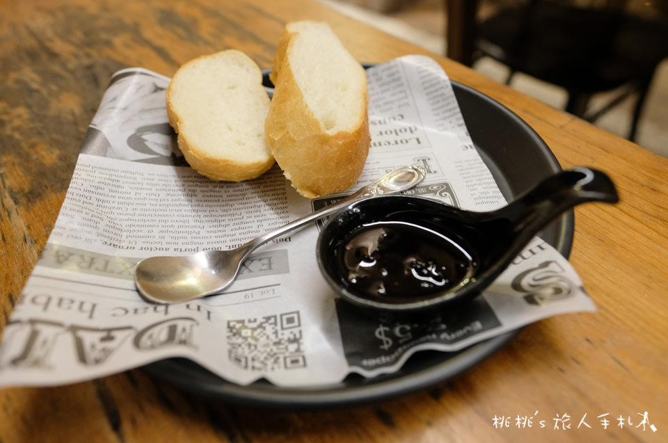 IG打卡餐廳》基隆正濱漁港旁 河豚很多美食餐廳│坐在岩洞中的用餐奇景！