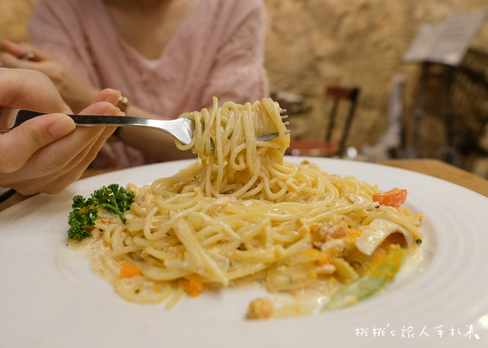 IG打卡餐廳》基隆正濱漁港旁 河豚很多美食餐廳│坐在岩洞中的用餐奇景！