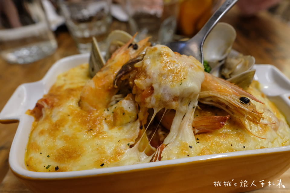 IG打卡餐廳》基隆正濱漁港旁 河豚很多美食餐廳│坐在岩洞中的用餐奇景！