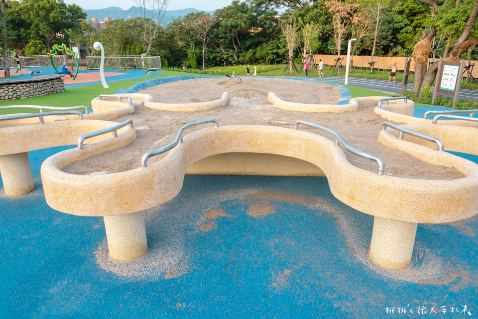 中和員山公園遊逸之丘》超長滑草坡+超長溜滑梯│新北最強公園降臨了！