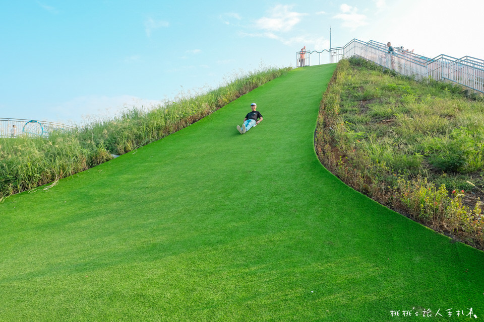 中和員山公園遊逸之丘》超長滑草坡+超長溜滑梯│新北最強公園降臨了！